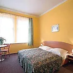 House Zizkov Отель Прага